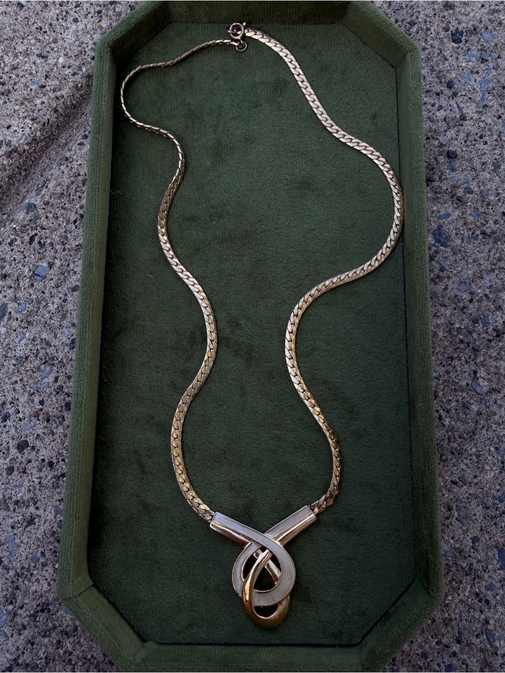 Vintage 1988 Avon "Modern Elegance" Two Tone Interlocking Loop Necklace